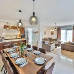 Luxurious In Nyaraló Salona